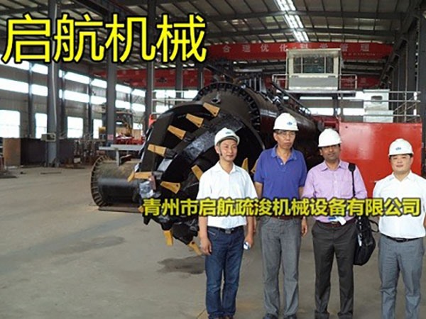 巴西客戶(hù)來(lái)公司購(gòu)買(mǎi)絞吸船